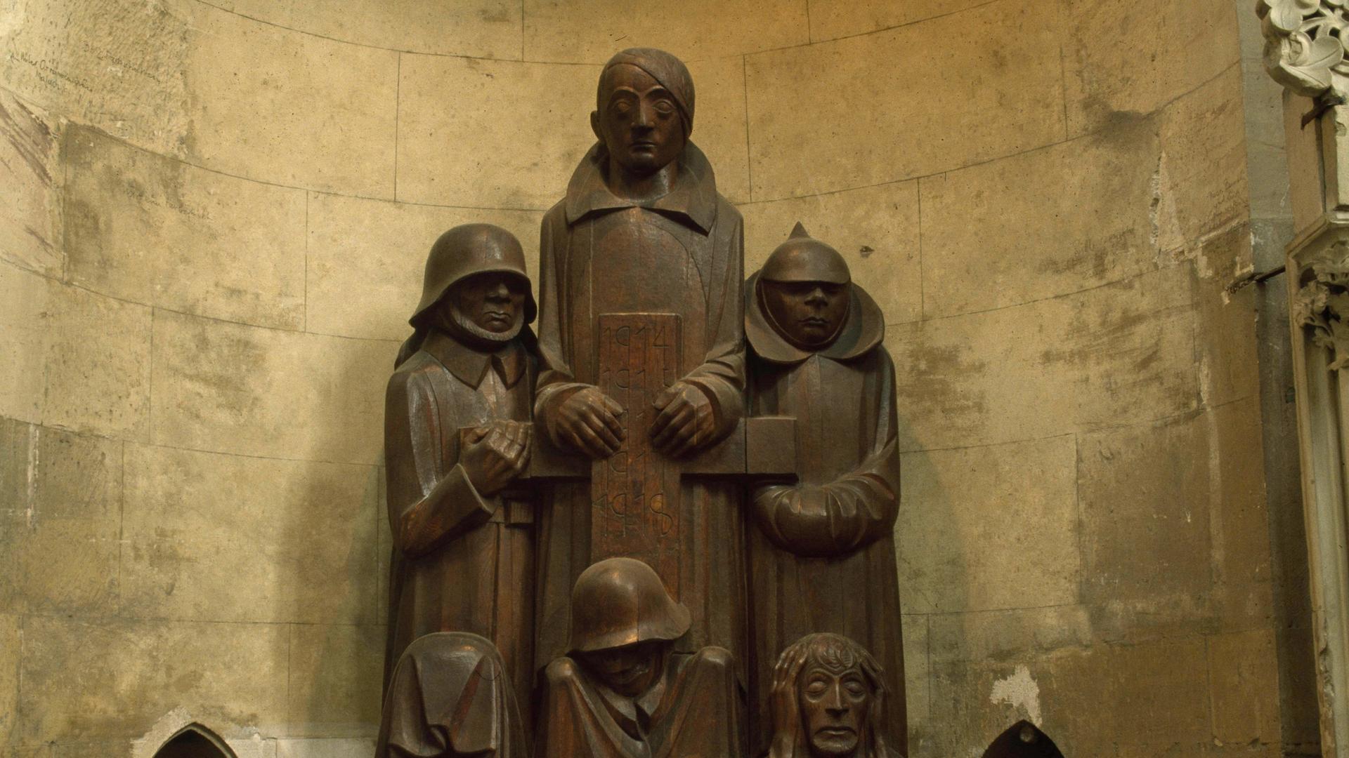 Ernst Barlachs Skulptur "Magdeburger Ehrenmal" von 1929 im Magdeburger Dom. (Quelle: picture alliance) Ernst Barlachs Skulptur "Magdeburger Ehrenmal" von 1929 im Magdeburger Dom. (Quelle: picture alliance)
