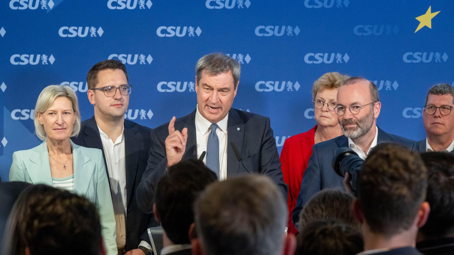 Bayern, München: Angelika Niebler (l-r), Vorsitzende der CSU-Europagruppe, Christian Doleschal, CSU-Mitglied des Europäischen Parlaments, Markus Söder, CSU-Vorsitzender, Monika Hohlmeier, CSU-Abgeordnete im Europäischen Parlament, Manfred Weber, Vorsitzender der Europäischen Volkspartei, und Stefan Köhler auf der CSU-Wahlparty in der Parteizentrale der CSU nach den ersten Ergebnissen. Bayern, München: Angelika Niebler (l-r), Vorsitzende der CSU-Europagruppe, Christian Doleschal, CSU-Mitglied des Europäischen Parlaments, Markus Söder, CSU-Vorsitzender, Monika Hohlmeier, CSU-Abgeordnete im Europäischen Parlament, Manfred Weber, Vorsitzender der Europäischen Volkspartei, und Stefan Köhler auf der CSU-Wahlparty in der Parteizentrale der CSU nach den ersten Ergebnissen.