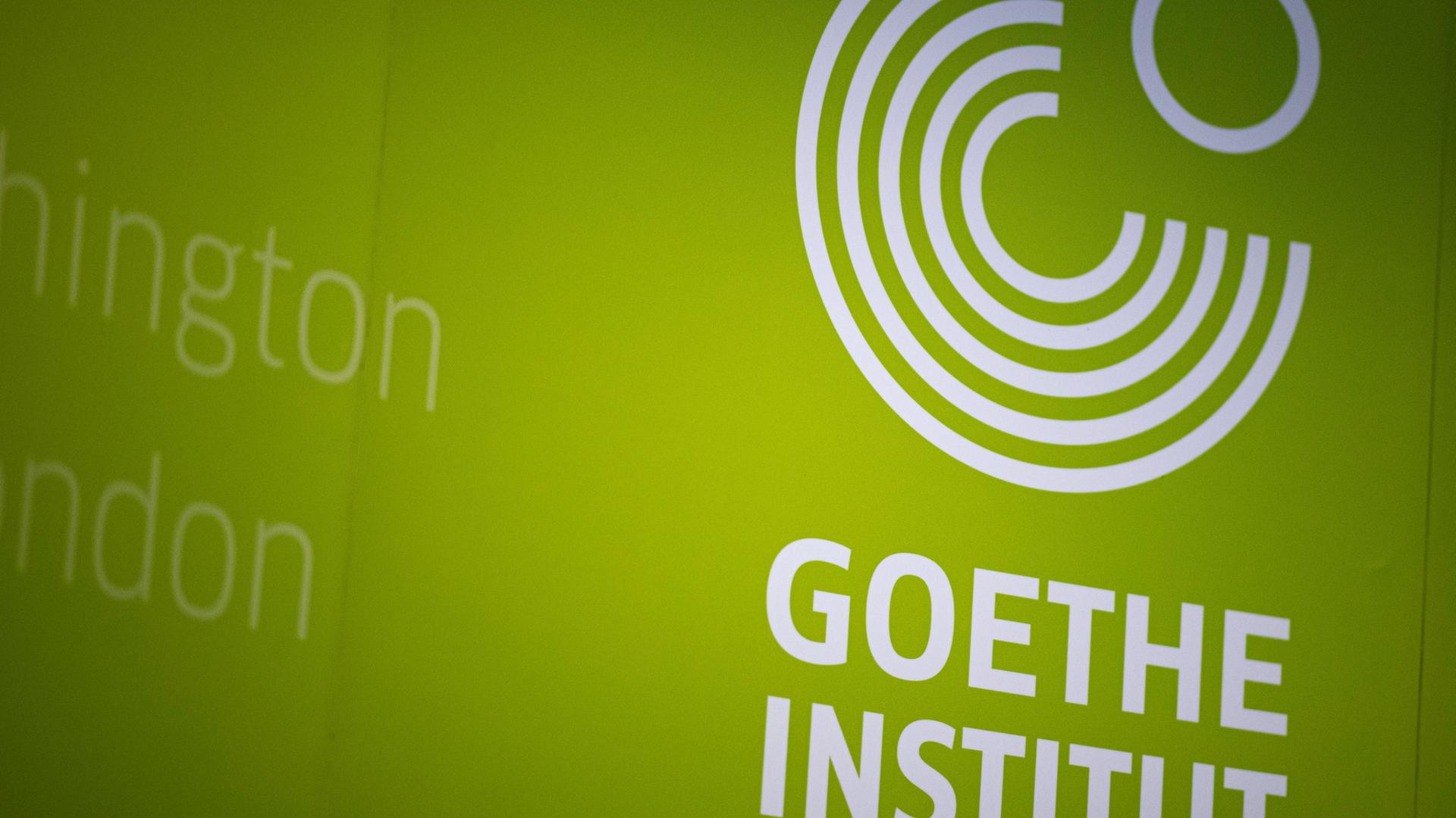 Das Logo des Goethe-Institut steht an einer Wand.