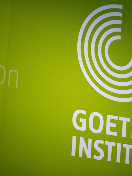 Das Logo des Goethe-Institut steht an einer Wand.