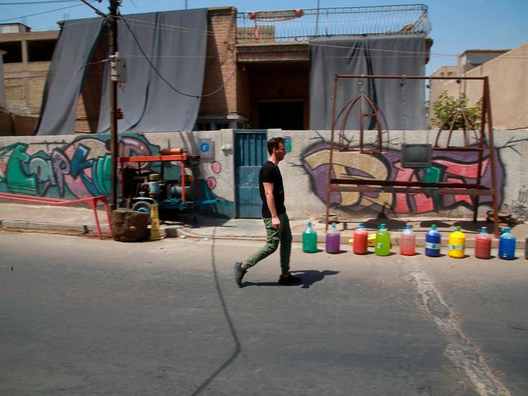 Ein Mann läuft am Kunsthaus Beit Tarkib in Bagad vorbei.