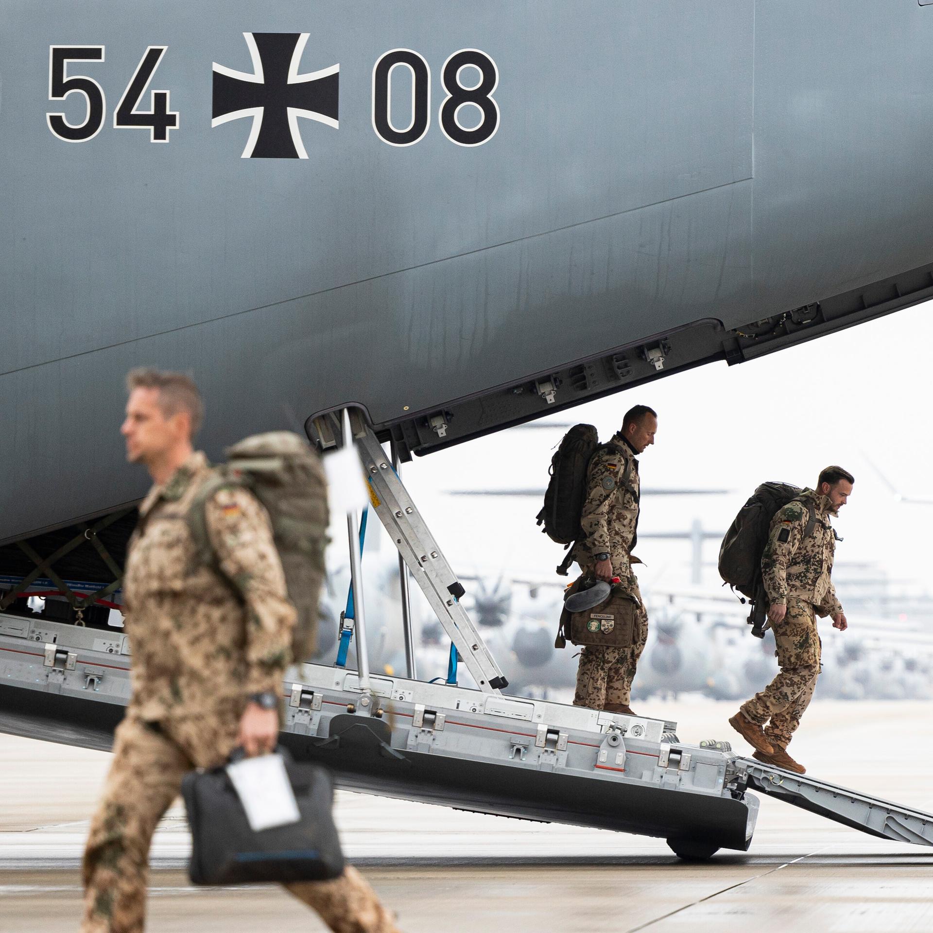 Soldaten steigen aus einem Bundeswehr -Flugzeug.