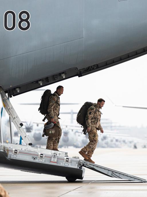 Soldaten in beiger Tarnkleidung steigen über die Laderampe aus einem Flugzeug der Bundeswehr.