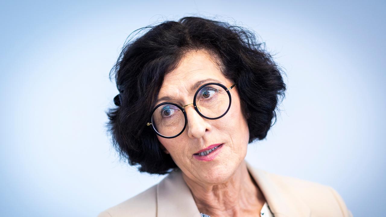 Die Präsidentin des Deutschen Berufsverbandes für Pflegeberufe trägt eine schwarze Brille, kurze schwarze Haare und beigen Blazer. Die Präsidentin des Deutschen Berufsverbandes für Pflegeberufe trägt eine schwarze Brille, kurze schwarze Haare und beigen Blazer.