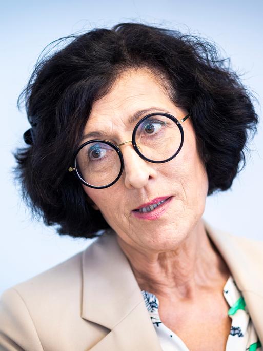 Die Präsidentin des Deutschen Berufsverbandes für Pflegeberufe trägt eine schwarze Brille, kurze schwarze Haare und beigen Blazer. Die Präsidentin des Deutschen Berufsverbandes für Pflegeberufe trägt eine schwarze Brille, kurze schwarze Haare und beigen Blazer.