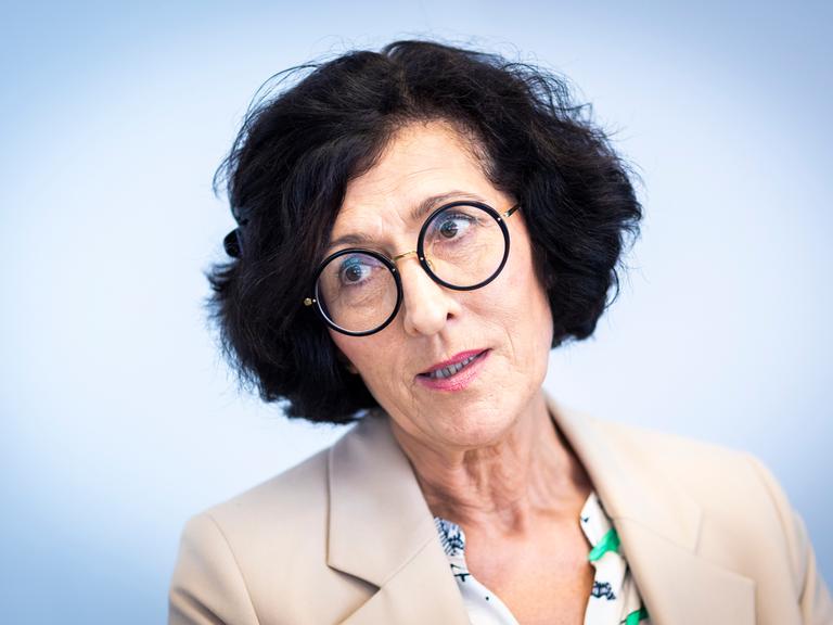 Die Präsidentin des Deutschen Berufsverbandes für Pflegeberufe trägt eine schwarze Brille, kurze schwarze Haare und beigen Blazer. Die Präsidentin des Deutschen Berufsverbandes für Pflegeberufe trägt eine schwarze Brille, kurze schwarze Haare und beigen Blazer.