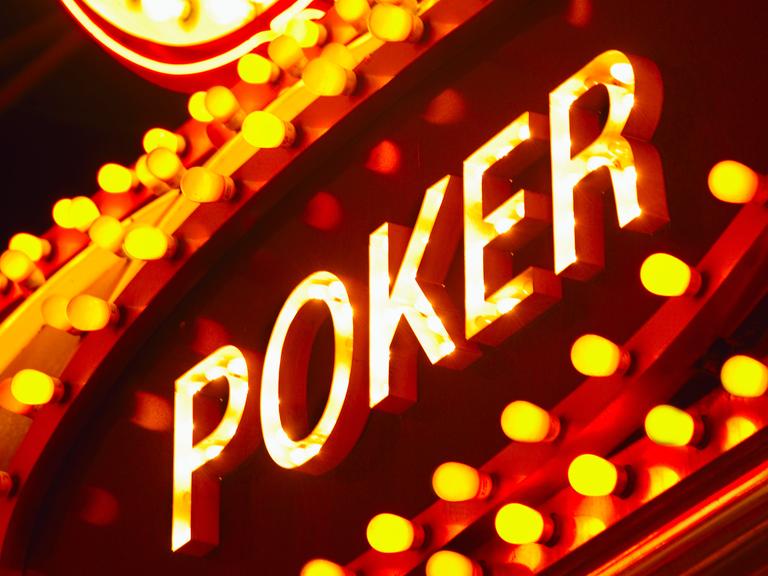 Leuchtschrift "Poker" an einem Casino in Las Vegas 