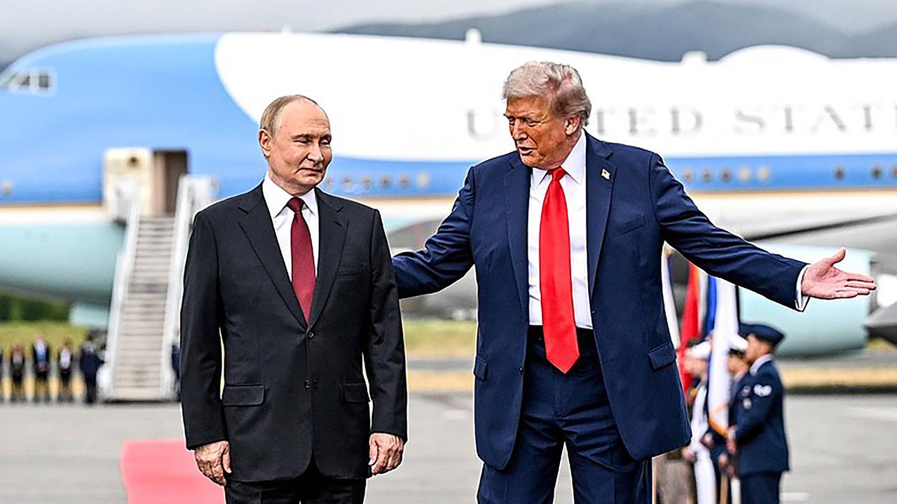 Trump empfängt Putin mit einer einladenden Geste seiner Arme vor einem Flugzeug Trump empfängt Putin mit einer einladenden Geste seiner Arme vor einem Flugzeug