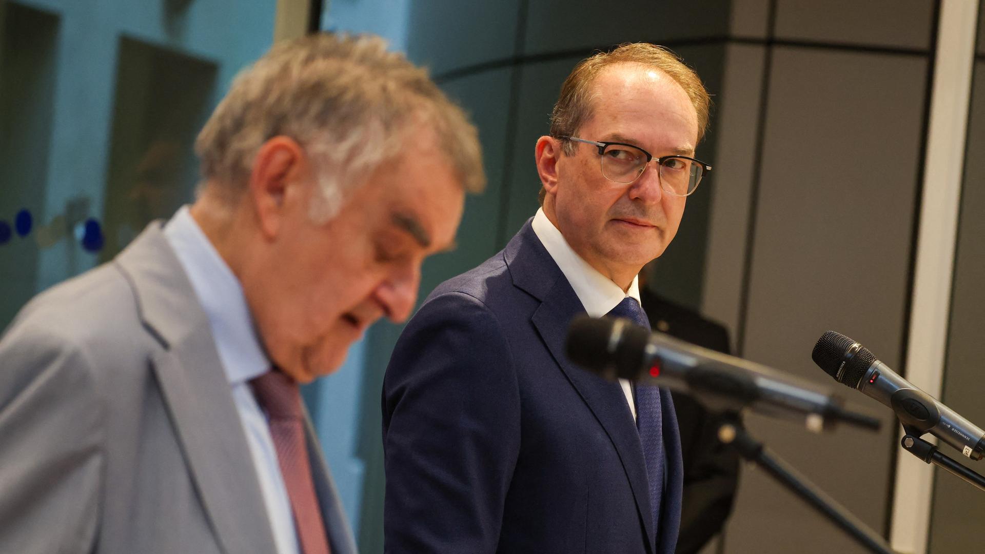 Alexander Dobrindt und Herbert Reul stehen nebeneinander bei einer Pressekonferenz. Alexander Dobrindt und Herbert Reul stehen nebeneinander bei einer Pressekonferenz.