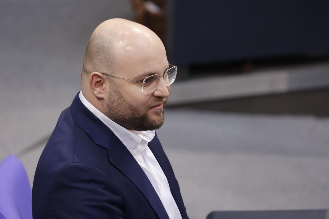 Markus Frohnmaier, AfD, von der Seite fotografiert