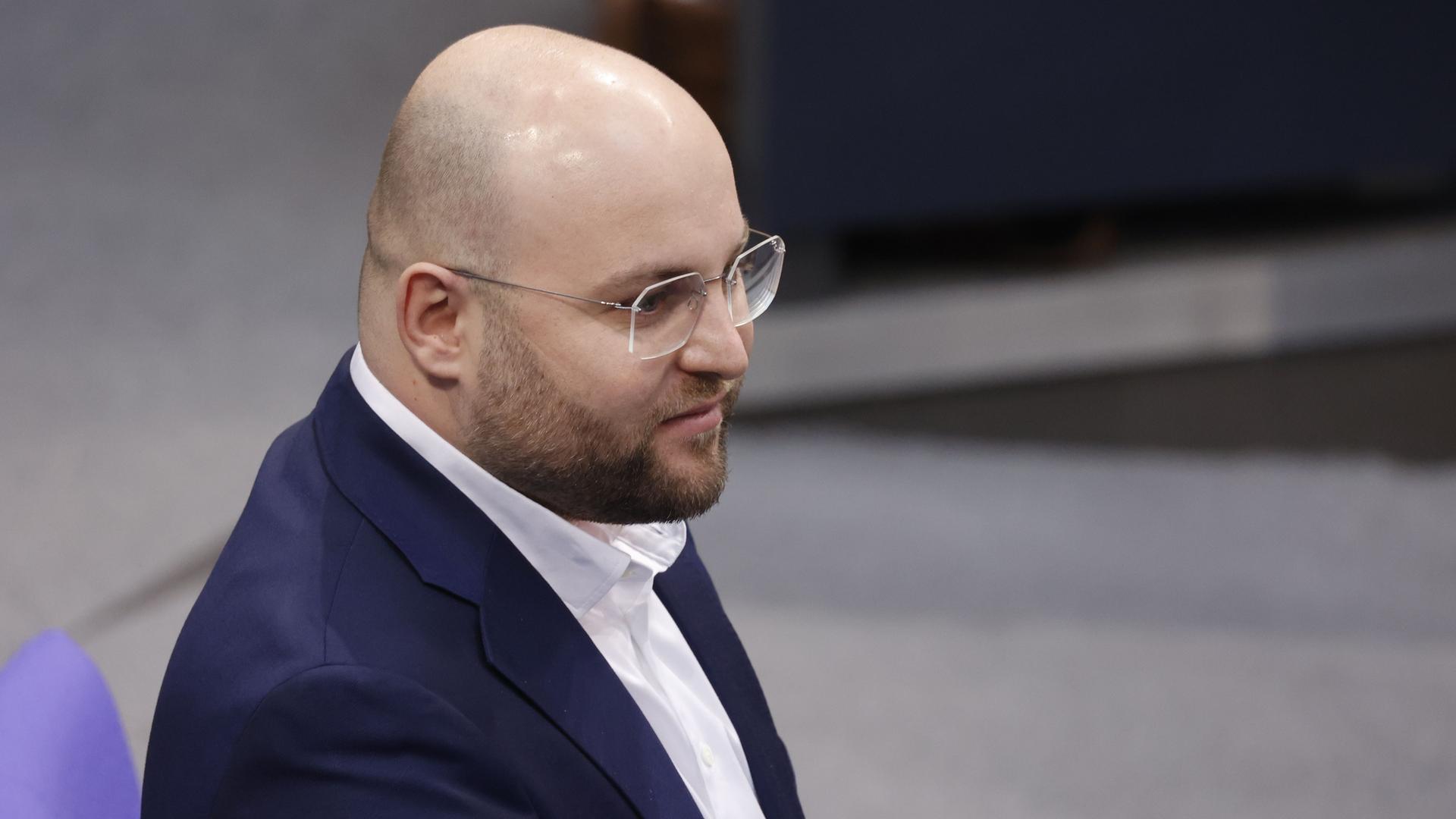 Markus Frohnmaier, AfD, von der Seite fotografiert