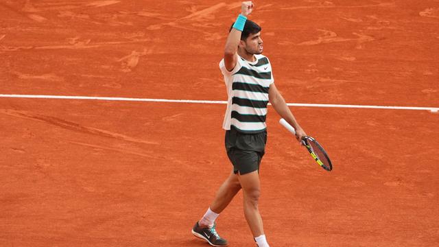Carlos Alcaraz hebt auf dem Tennis-Platz die Faust nach oben.