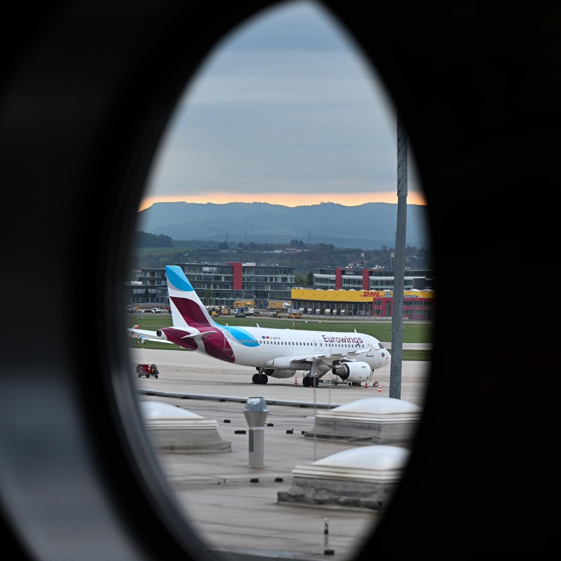 Eine Maschine der Fluggesellschaft Eurowings steht in Stuttgart geparkt auf dem Vorfeld. 