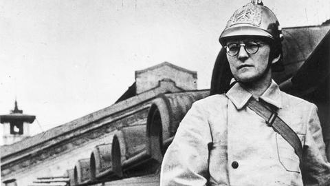 Der Komponist Dmitri Shostakovich in Militäruniform. 