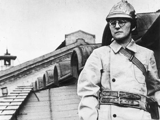 Der Komponist Dmitri Shostakovich in Militäruniform. 