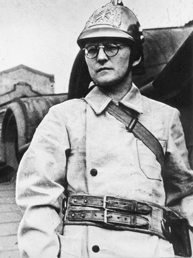 Der Komponist Dmitri Shostakovich in Militäruniform. 