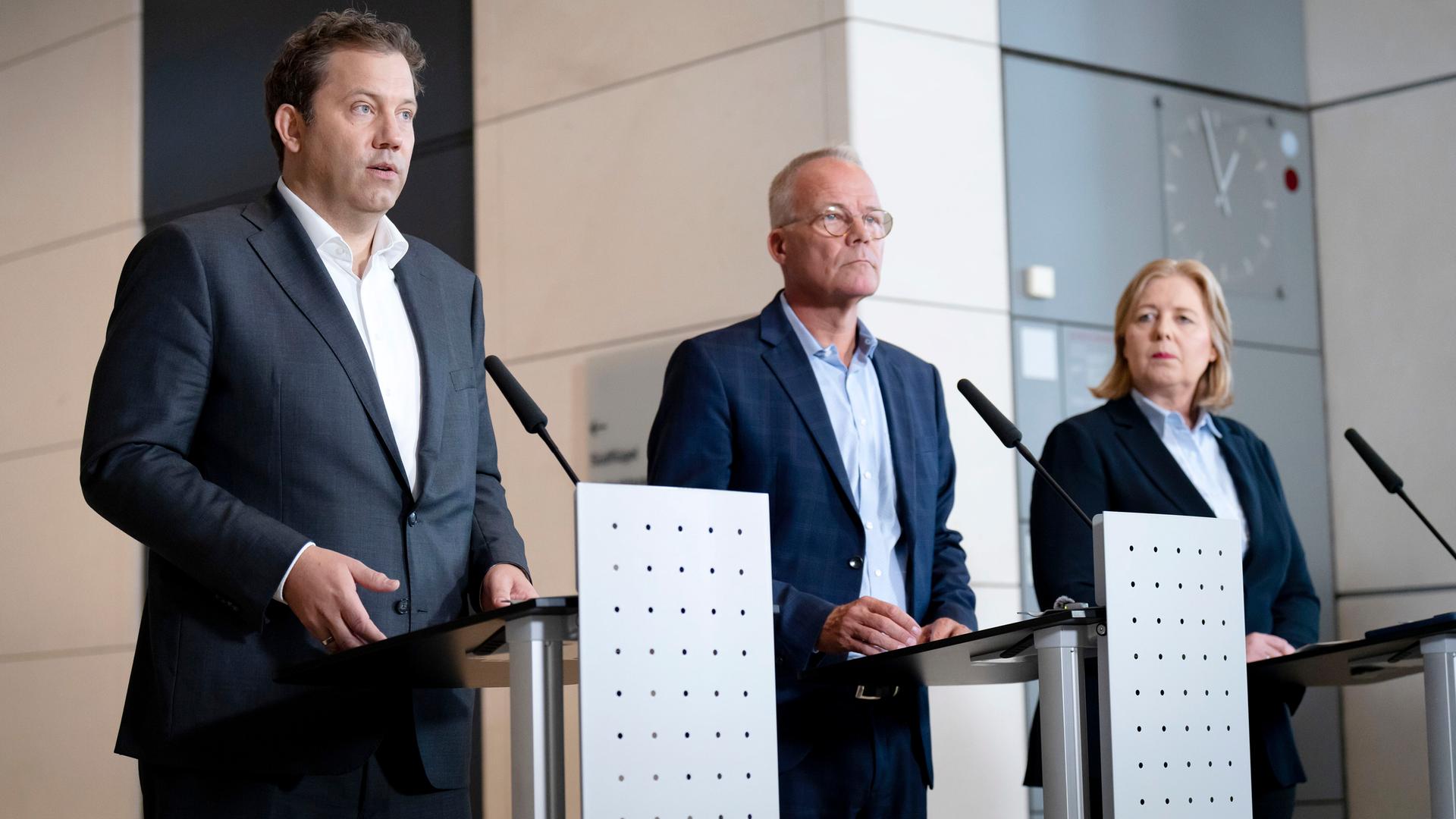 Lars Klingbeil, Matthias Miersch und Bärbel Bas bei einem Pressestatement
