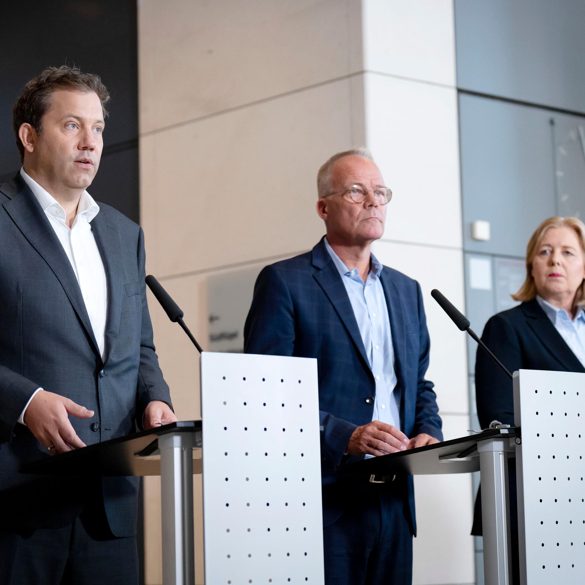 Lars Klingbeil, Matthias Miersch und Bärbel Bas bei einem Pressestatement