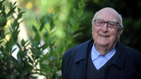 Andrea Camilleri lächelnd im Porträt.