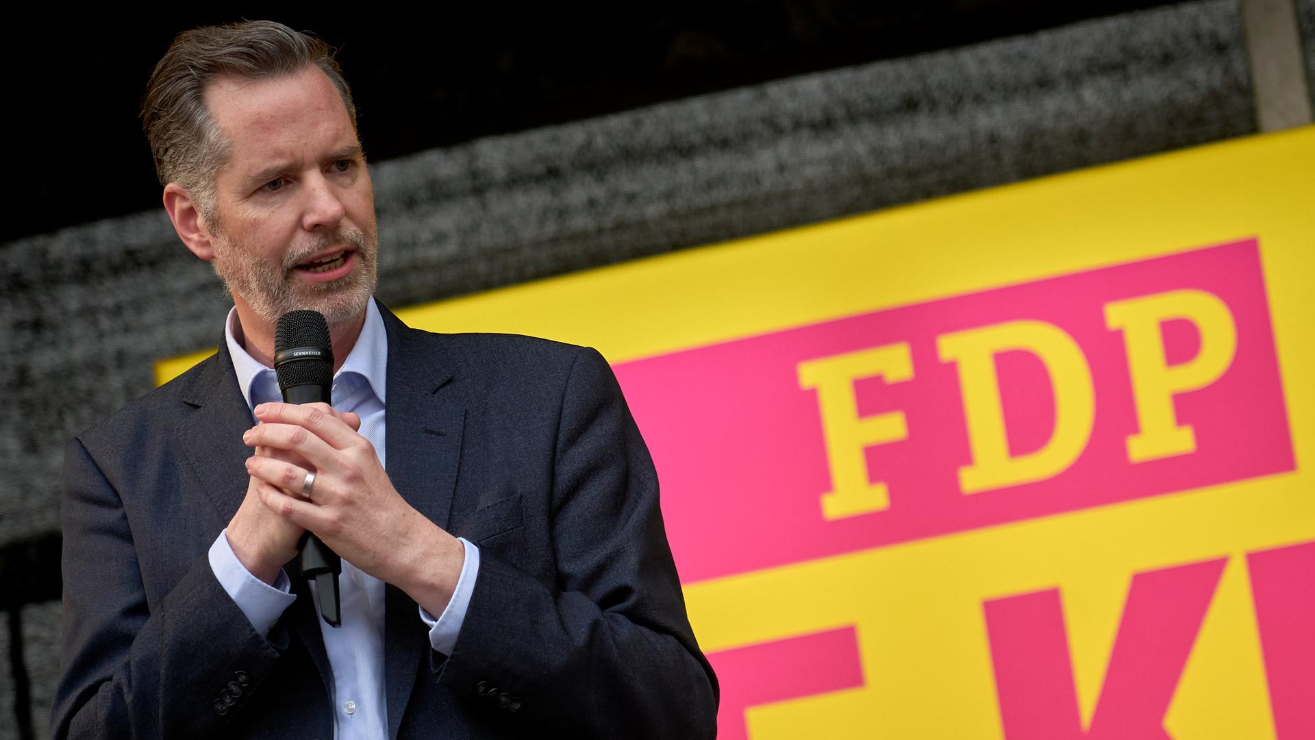 FDP-Bundesvorsitzender Christian Dürr spricht während einer Wahlkampfveranstaltung für die Landtagswahl in Rheinland-Pfalz auf dem Jesuitenplatz in Koblenz.