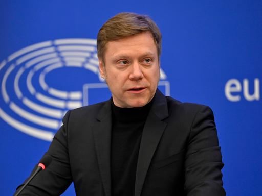Politiker Martin Schirdewan beim Pressebriefing der Fraktion Die Linke im Europäischen Parlament am 17. Januar 2023