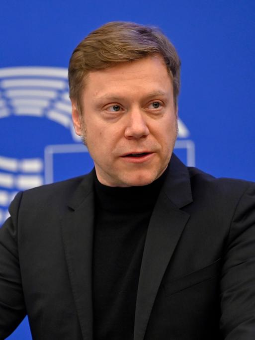 Politiker Martin Schirdewan beim Pressebriefing der Fraktion Die Linke im Europäischen Parlament am 17. Januar 2023