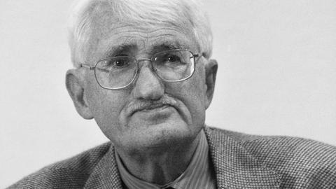 Der Philosoph and Soziologe Jürgen Habermas, abgebildet in schwarz-weiß.