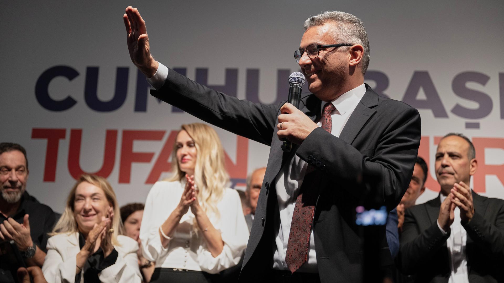 Der neu gewählte türkisch-zyprische Präsident Tufan Erhürman (CHP) winkt zu seinen Unterstützern, nachdem er die Wahlen im türkisch besetzten Nordteil der geteilten Insel gewonnen hat. Der neu gewählte türkisch-zyprische Präsident Tufan Erhürman (CHP) winkt zu seinen Unterstützern, nachdem er die Wahlen im türkisch besetzten Nordteil der geteilten Insel gewonnen hat.