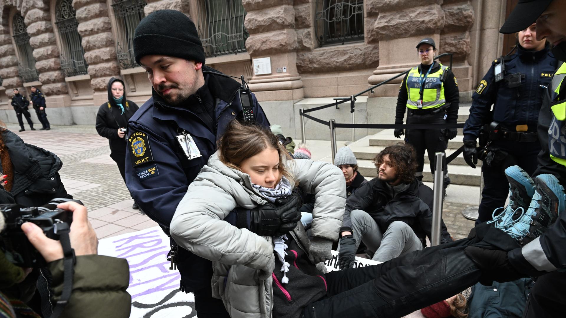 Greta Thunberg wird vor dem schwedischen Parlament in Stockholm von der Polizei weggetragen