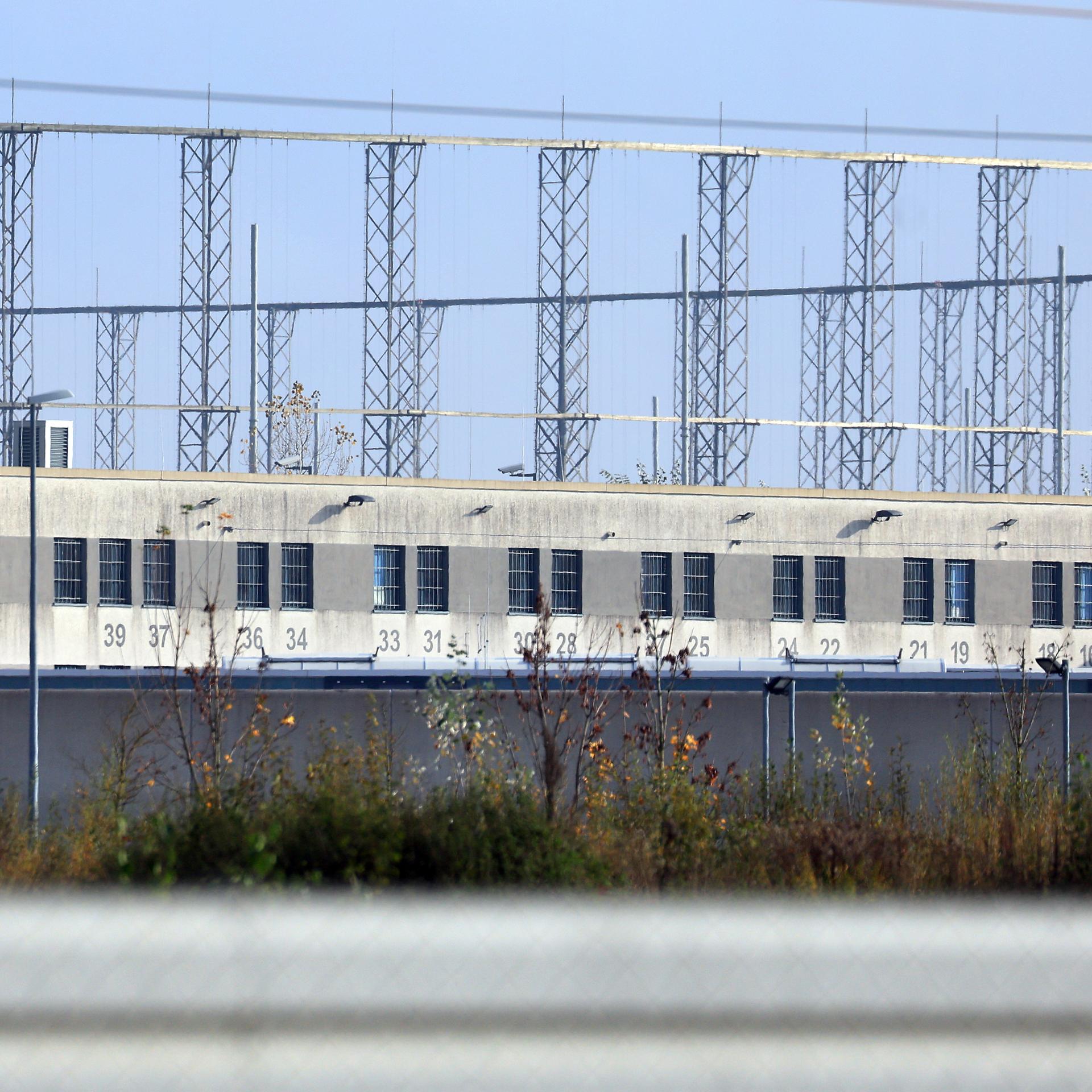 Vergitterte Fenster in einem Trakt der Justizvollzugsanstalt Gablingen.
