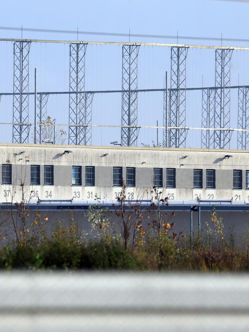 Vergitterte Fenster in einem Trakt der Justizvollzugsanstalt Gablingen.