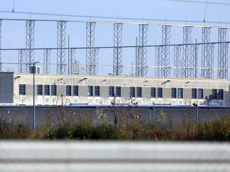 Vergitterte Fenster in einem Trakt der Justizvollzugsanstalt Gablingen.