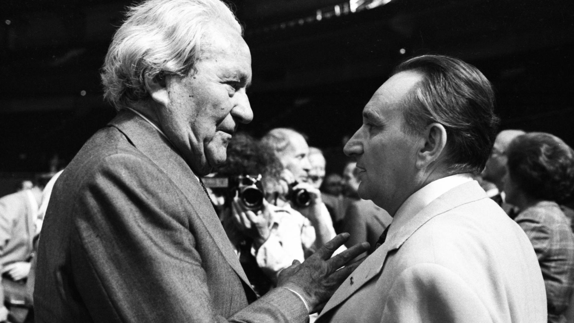 SPD-Parteitag 1976 - Carlo Schmid (links) mit Egon Bahr SPD-Parteitag 1976 - Carlo Schmid (links) mit Egon Bahr