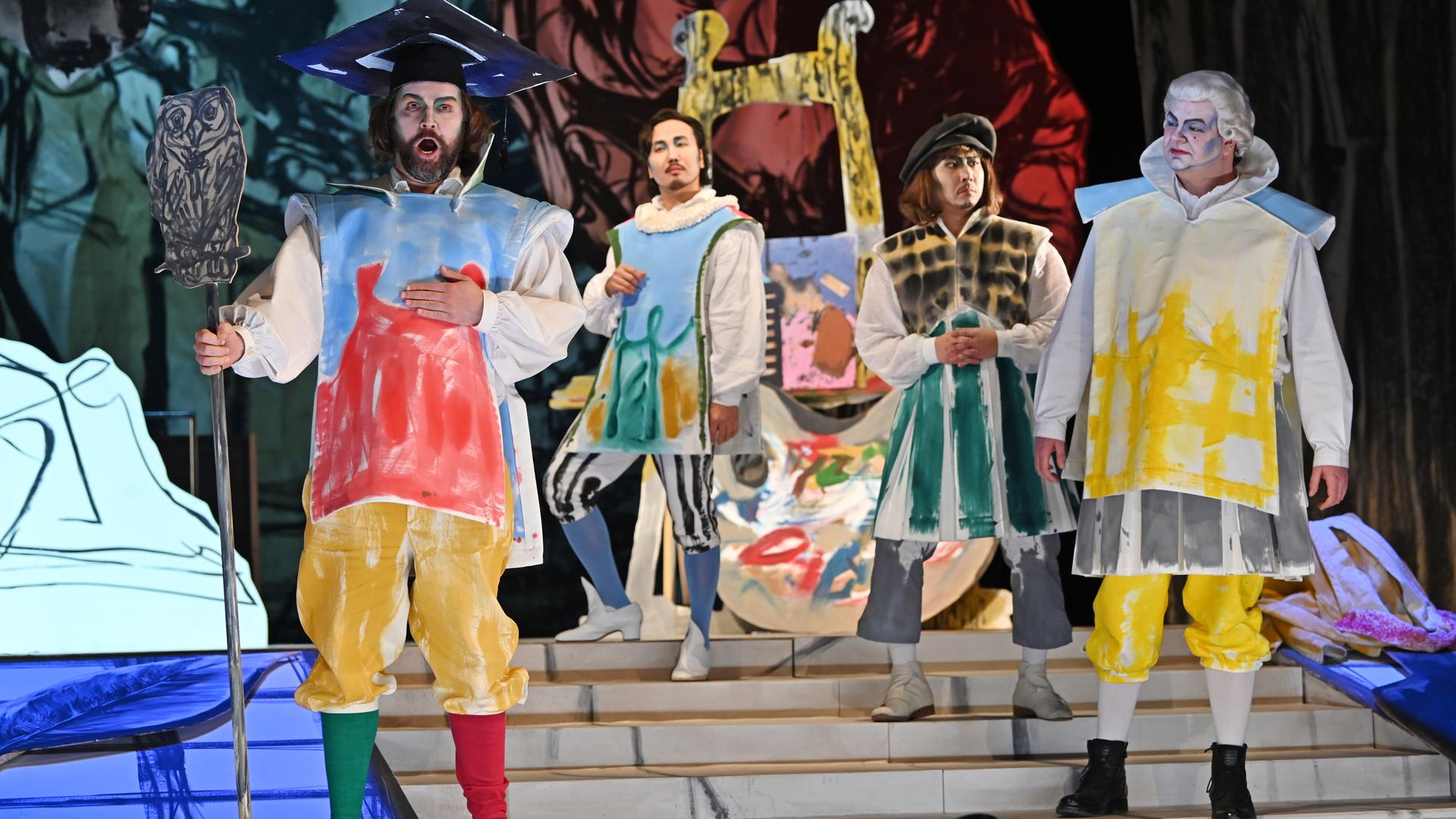 Vier Sänger in bunt bemalten Kostümen von Markus Lüpertz auf der Bühne des Staatstheaters Meiningen.