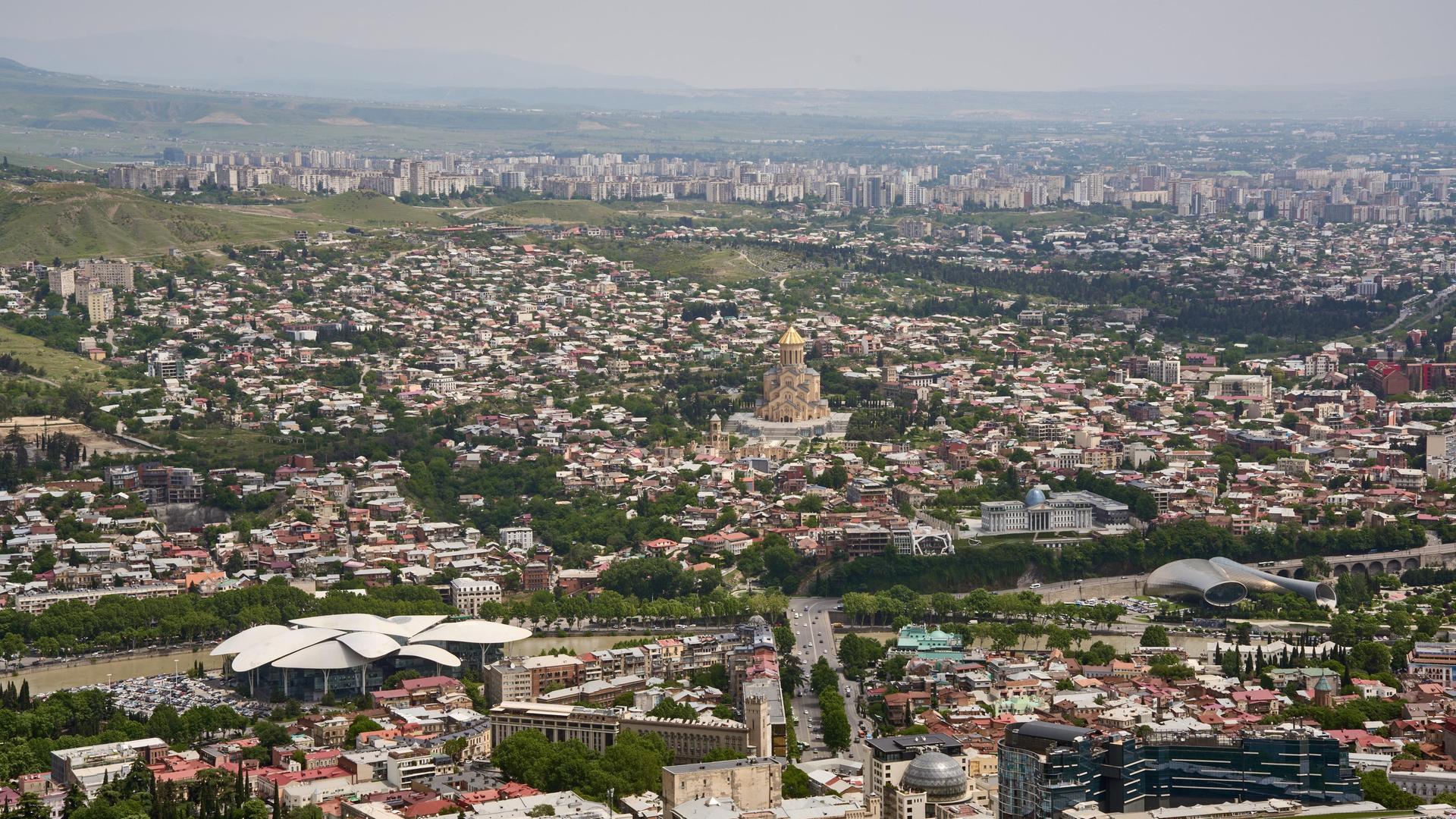 Blick vom Berg Mtazminda auf Tiflis, vorne links die Puplic Service Hall, rechts der Rike Park, im Zentrum die Sameba-Kathedrale