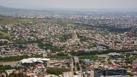 Blick vom Berg Mtazminda auf Tiflis, vorne links die Puplic Service Hall, rechts der Rike Park, im Zentrum die Sameba-Kathedrale Blick vom Berg Mtazminda auf Tiflis, vorne links die Puplic Service Hall, rechts der Rike Park, im Zentrum die Sameba-Kathedrale