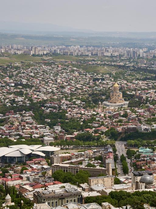Blick vom Berg Mtazminda auf Tiflis, vorne links die Puplic Service Hall, rechts der Rike Park, im Zentrum die Sameba-Kathedrale