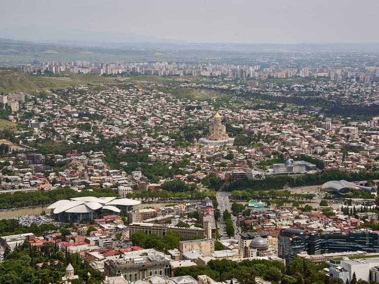 Blick vom Berg Mtazminda auf Tiflis, vorne links die Puplic Service Hall, rechts der Rike Park, im Zentrum die Sameba-Kathedrale