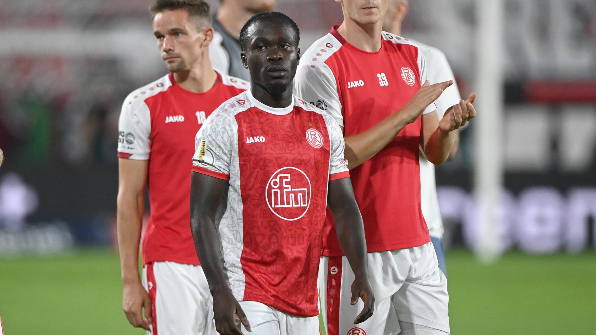 Ehrenrunde der Essener Spieler, ganz vorn Kelsey Owusu Ehrenrunde der Essener Spieler, ganz vorn Kelsey Owusu
