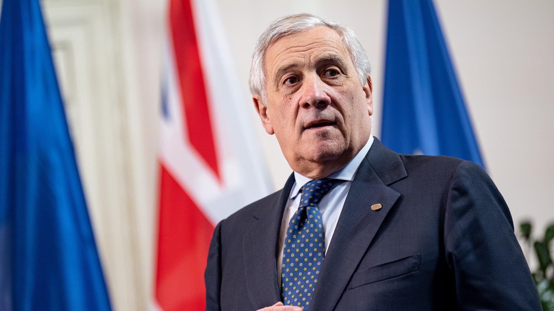 Antonio Tajani, Außenminister von Italien, hinter ihm verschwommen mehrere Fahnen.