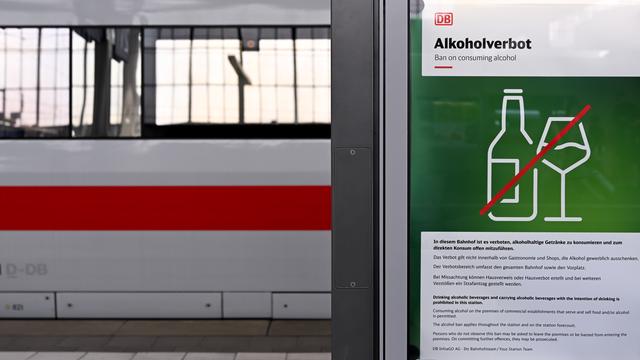 Ein Hinweis auf das Alkohol-Verbot hängt am Hauptbahnhof München.