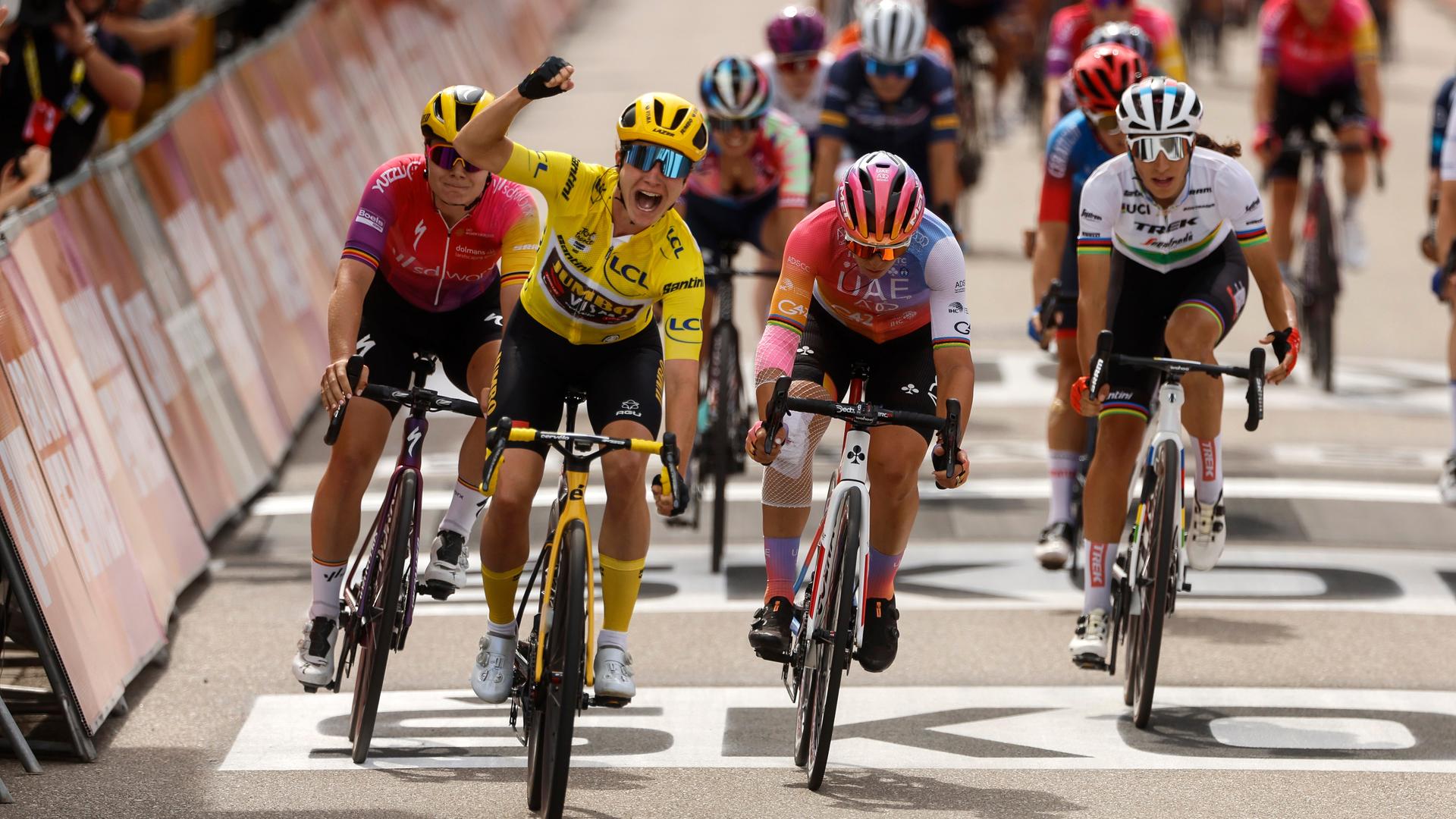 Die Niederländerin Marianne Vos im Gelben Trikot gewinnt die sechste Etappe der Tour de France und baut ihre Führung in der Gesamtwertung aus. Sie hebt jubelnd ihren Arm. 