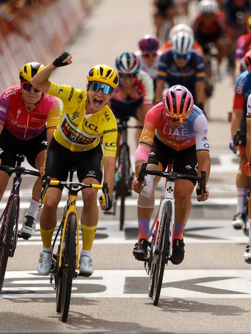 Die Niederländerin Marianne Vos im Gelben Trikot gewinnt die sechste Etappe der Tour de France und baut ihre Führung in der Gesamtwertung aus. Sie hebt jubelnd ihren Arm. 