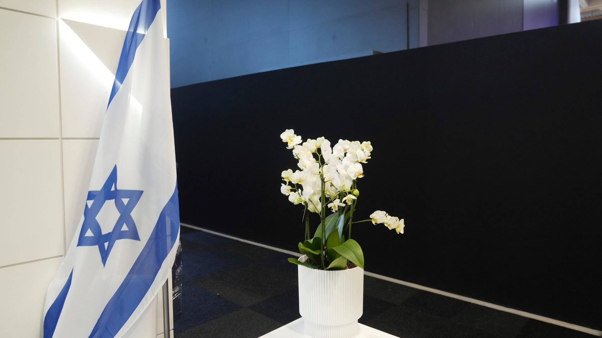 Eine Sichtschutzwand an einem israelischen Stand der Paris Air Show Eine Sichtschutzwand an einem israelischen Stand der Paris Air Show