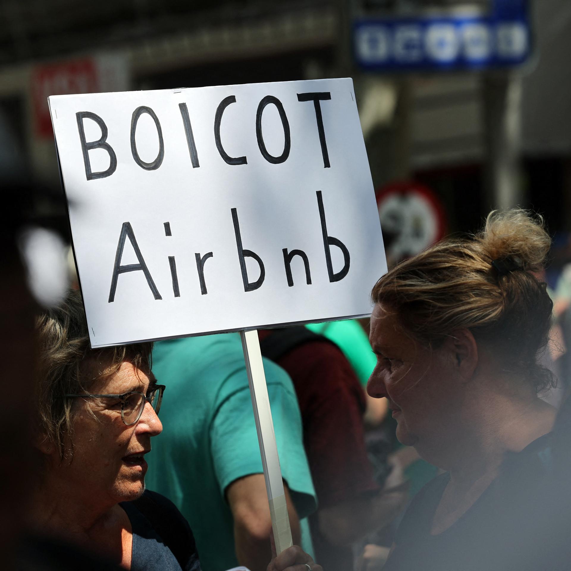 Protest in Barcelona gegen das Kurzzeitvermietungsportal Airbnb. Eien Demonstrantin fordert einen Boykott.