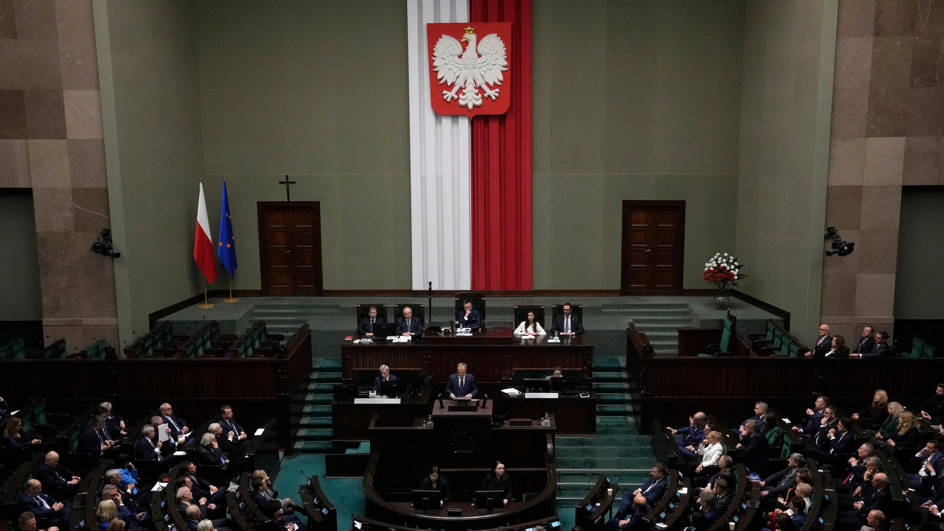 Polen, Warschau: Donald Tusk (M), designierter neuer Ministerpräsident von Polen, spricht zu den Abgeordneten während seiner Rede im Parlament. Polen, Warschau: Donald Tusk (M), designierter neuer Ministerpräsident von Polen, spricht zu den Abgeordneten während seiner Rede im Parlament.