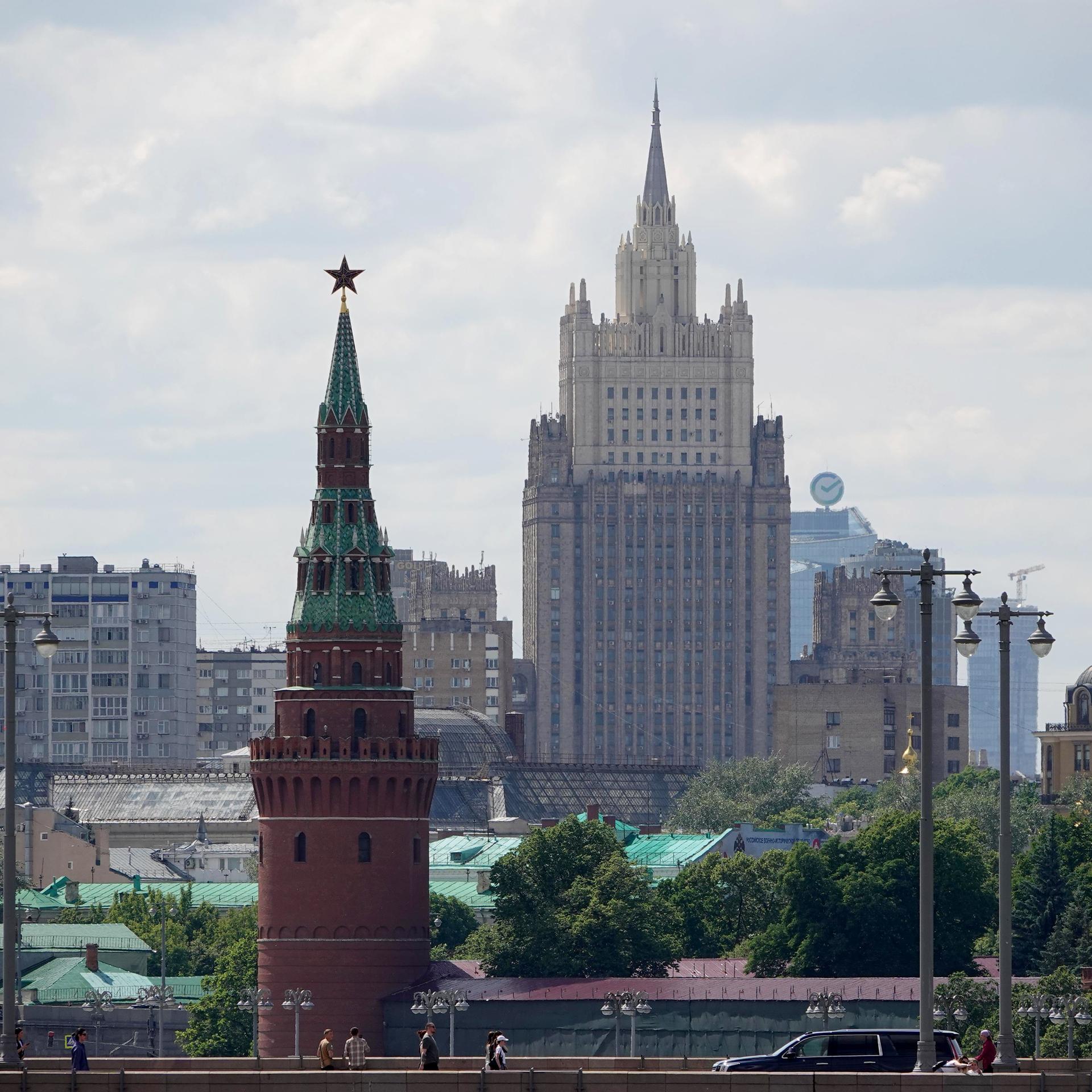 Ein Wachtum des Kreml (l) und das Außenministerium (M, Hintergrund) stehen im Zentrum der russischen Hauptstadt Moskau.