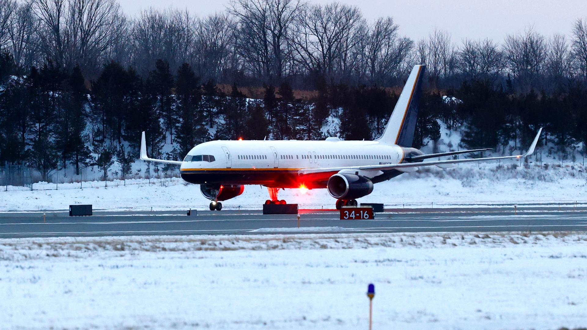 Ein Flugzeug im Schnee auf der Stewart Air National Guard Base in Newburgh,New York Ein Flugzeug im Schnee auf der Stewart Air National Guard Base in Newburgh,New York