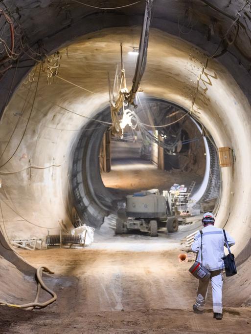 Ein Bergmann läuft unter Tage im Schacht Konrad in Salzgitter. Das ehemalige Eisenerzbergwerk ist das erste nach Atomrecht genehmigte Endlager für schwach- und mittelradioaktive Abfälle in Deutschland. 