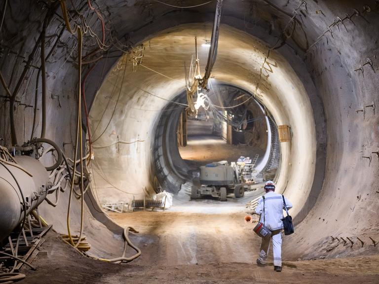 Ein Bergmann läuft unter Tage im Schacht Konrad in Salzgitter. Das ehemalige Eisenerzbergwerk ist das erste nach Atomrecht genehmigte Endlager für schwach- und mittelradioaktive Abfälle in Deutschland. 